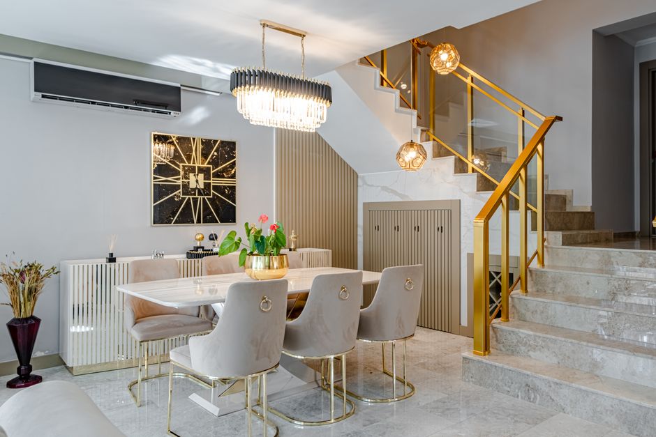 Moderne Esszimmerlampen über einem eleganten Esstisch in einem stilvollen Interieur, das Gemütlichkeit ausstrahlt.