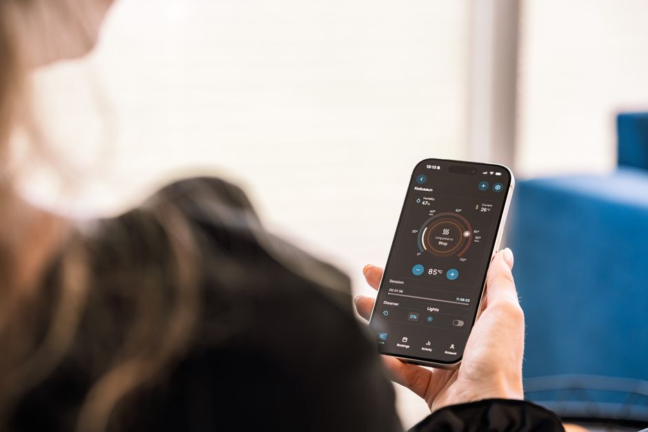 Moderne Elektronikgeräte für Zuhause und Büro, einschließlich Monitoren, Smart Home Geräten und Unterhaltungselektronik.